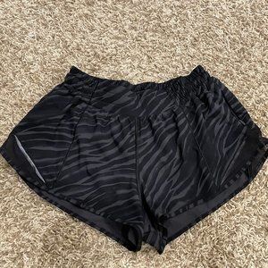 Lululemon Hotty Hot Low-rise LR Shorts w/Liner 2.5" Tiger Stripe Black